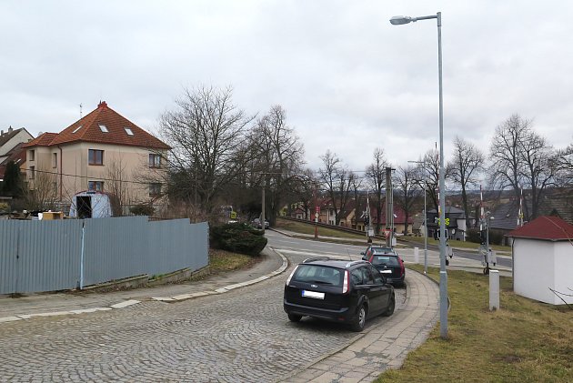 U větrného mlýna vznikne parkoviště. Podle radnice si je přáli místní obyvatelé