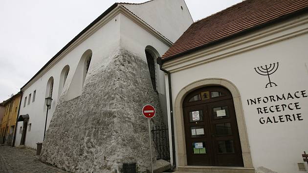 K třebíčské synagoze nesmí auta, dělníci opravují střechu