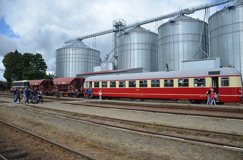 Sobotní oslavy zavítaly i na železniční stanici v Moravských Budějovicích, kde byla k vidění výstava modelového kolejiště, a vozidla spolků Máňa doprava a SVD-JMZ.