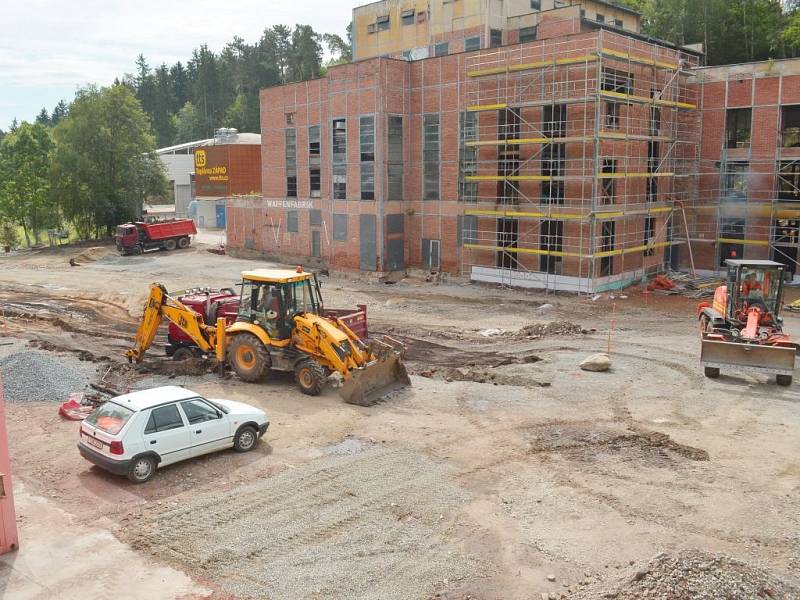 V bývalé obuvnické továrně v Borovině se intenzivně pracuje. Tam, kde dříve byla kotelna, nyní vyrůstá Dům dětí a mládeže, konkrétně budova A. Stavba celkem za 25 milionů korun by měla být hotová do konce roku.