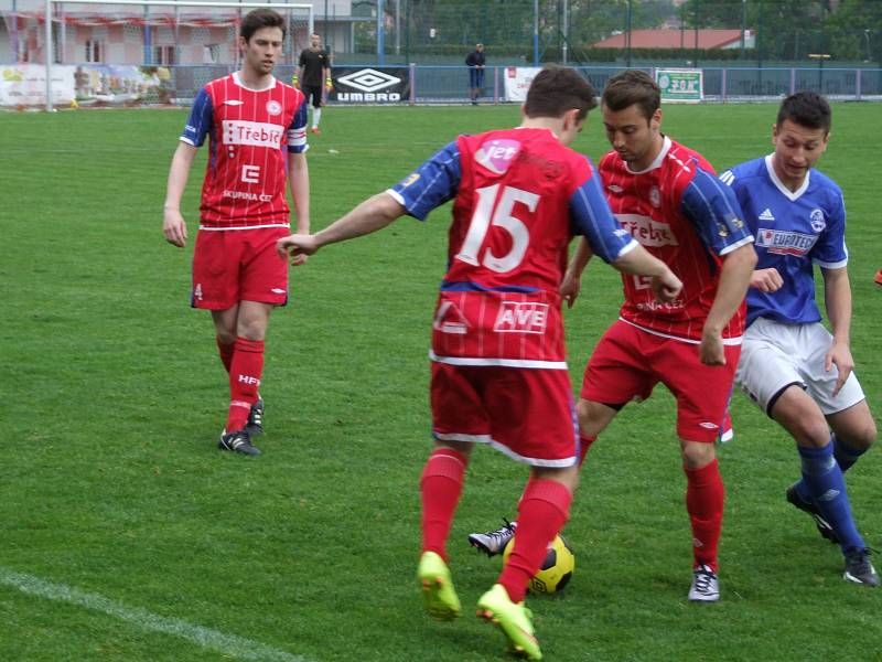 Juniorka HFK Třebíč (v červeném) prohrávala po první půli s Třeští 1:3 a ztrátu už po přestávce nedohnala.