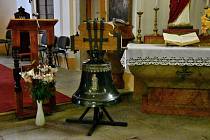 Nové zvony nesou jména svatý Josef Maria, který odpovídá parametrům rekvírovaného zvonu. Druhý je zvon svatý Jan Pavel II. - Boží milosrdenství a odpovídá puklému zvonu.