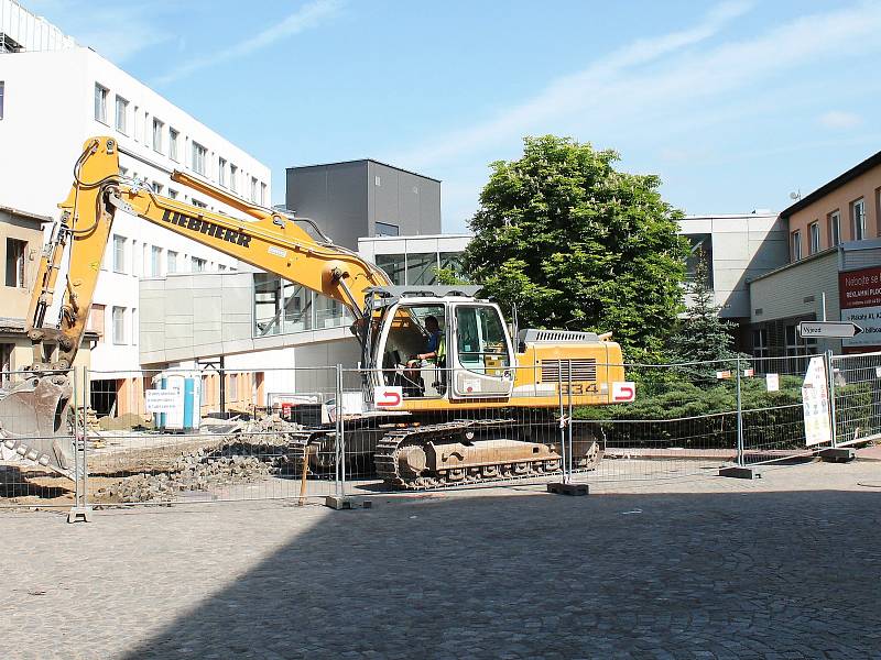 Opravy mezi budovami bývalé gynekologie (G) a kuchyně (K) komplikují od čtvrtka dopravu v areálu Nemocnice Třebíč.