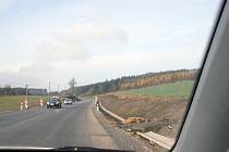 Nově opravený úsek silnice mezi Zašovicemi a Okříškami