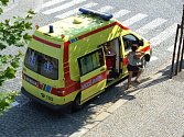 Houkačka sanitky záchranné služby se v horkých dnech ozývá čím dál častěji. Dorazila i na Karlovo náměstí v Třebíči, kde se mladé ženě udělalo nevolno.