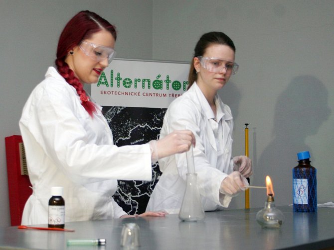 V Ekotechnickém centru Alternátor v pátek hořel oheň a bublaly chemikálie. Centrum představilo novinku ve svém programu, zábavné pokusy pro děti i dospělé.