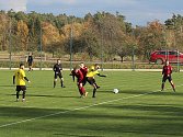 Dohrávané utkání 1. B třídy mezi Rudíkovem a Vladislaví (ve žlutém) uzavřelo fotbalový podzim na Vysočině. Soupeři se rozešli smírně po výsledku 2:2 (0:0).
