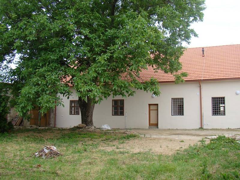 Budova fary v Lukově, kterou v dětství navštěvoval ministrant a později kněz Jan Bula, se dočkala generální opravy.