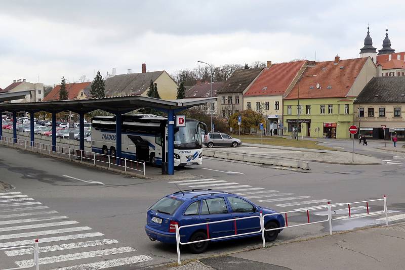 Okolí autobusového nádraží v Třebíči by se mělo změnit. Radnice by chtěla poslední nástupiště odstranit a na jeho místě vybudovat parkoviště pro sedmdesát aut.