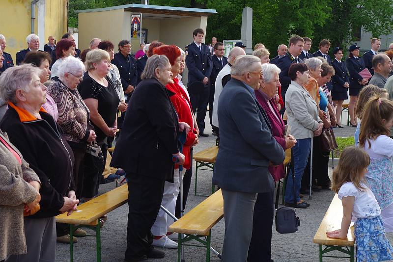 Místní rodák Pavel Posád požehnal opravenou kapličku svatého Floriána v Budkově.