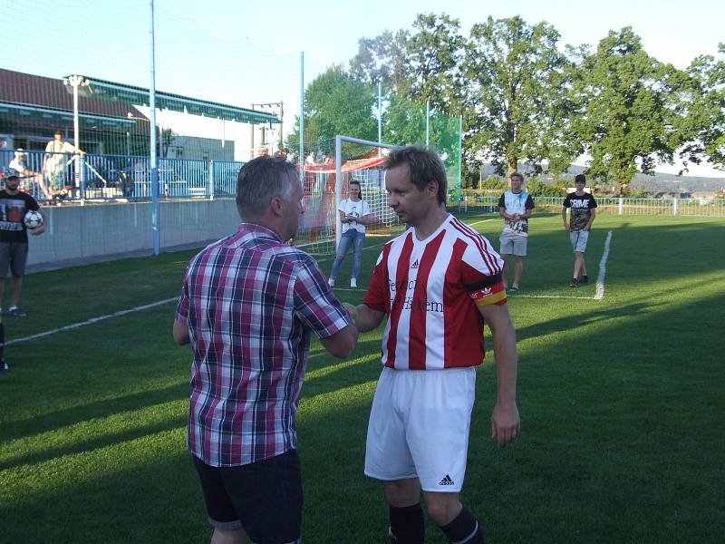 Ocenění po okříšském finále Poháru OFS Třebíč dostala trojice rozhodčích, poražený tým Starče a vítěznou trofej pak z rukou předsedy Okresního fotbalového svazu Radka Zimy převzal kapitán Náměště-Vícenic Lukáš Vrba.