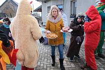 Masopustní veselí v Příložanech, místní části Jaroměřic nad Rokytnou. Průvod byl pestrobarevný.