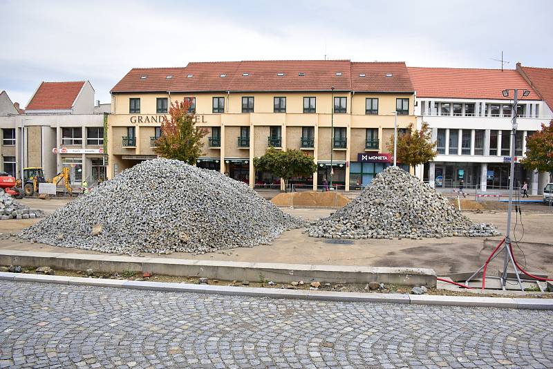 Ve středu Karlova náměstí stále můžeme vidět hromady dlažebních kostek, značně jich však ubylo.