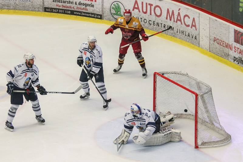  O první domácí prohře Jihlavy v letošním play-off první ligy rozhodly přesilové hry. Dukla dvojnásobnou početní výhodu v gól nepřetavila, Kladno ano.