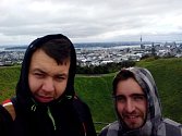 Lukáš Mandát (vlevo) a Stanislav Pešl se v těchto dnech nachází v novozélandském městě Opotiki.