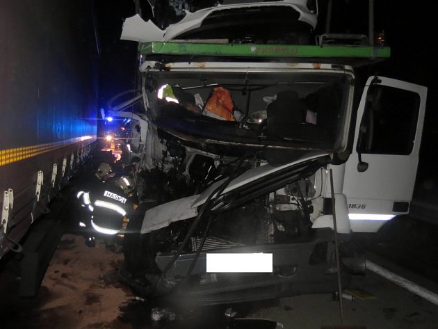 OBRAZEM: Nehody kamionů blokovaly dálnici