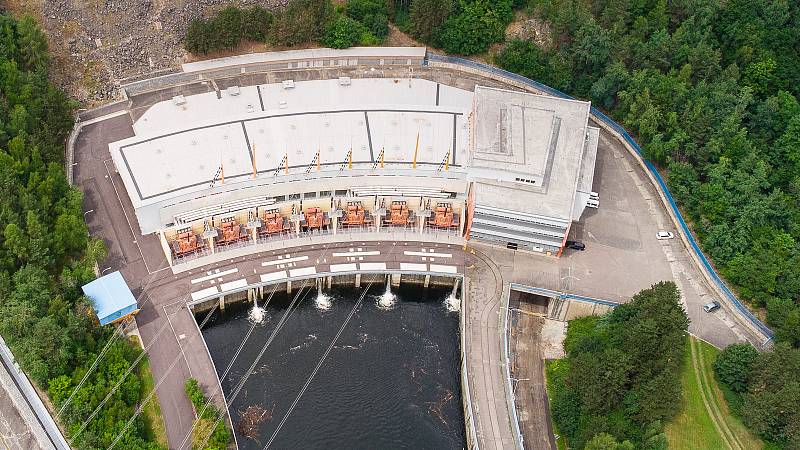 Pohled z výšky na Dalešickou vodní nádrž a vodní elektrárnu Dalešice na Třebíčsku.