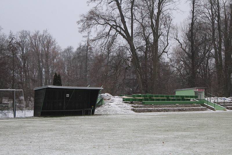 Momentálně to tak nevypadá, ale jarní část 1.A třídy by měli fotbalisté 1.FC Jemnicko odehrát před novou zastřešenou tribunou. Slavnostní křest nové stavby v červnu by potom v klubu rádi spojili i s oslavou návratu do krajského přeboru.