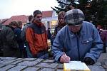 Demonstrace před třebíčskou radnici v prosinci 2007.