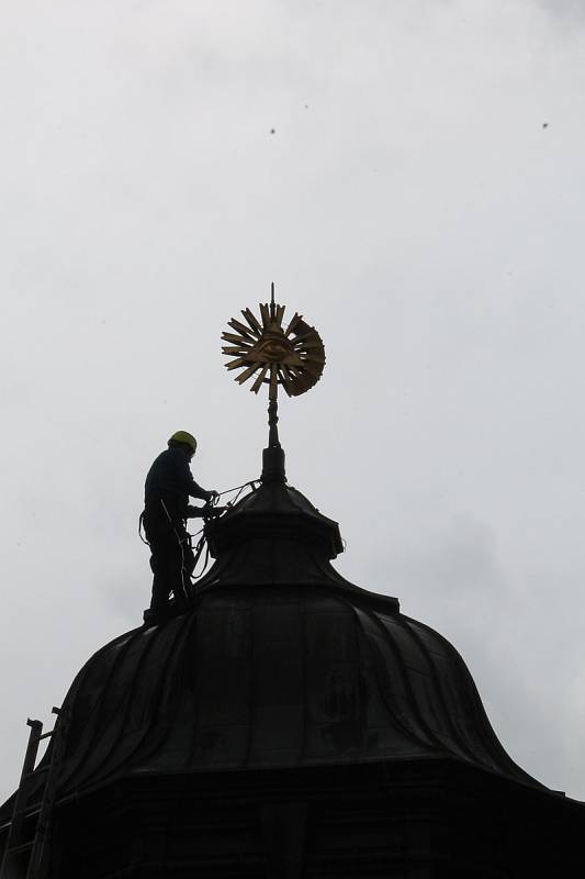 Snímání horní stříšky, takzvané lucerny, která je součástí střechy chrámu sv. Markéty v Jaroměřicích nad Rokytnou.