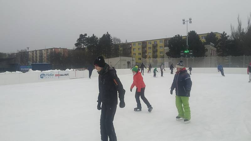 Na Hvězdu chodí bruslit rodiny, mladí i hokejisté