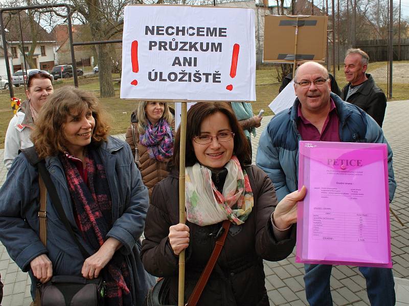 Obyvatelé Ratibořic na setkání s šéfem správy úložišť dali najevo svůj nesouhlas s budováním hlubinného úložiště i s průzkumy.