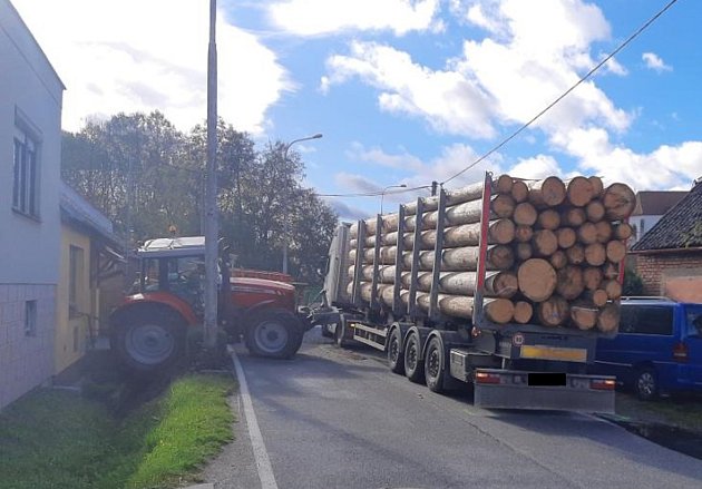 Traktor se v Jemnici srazil s kamionem a skočil v domě