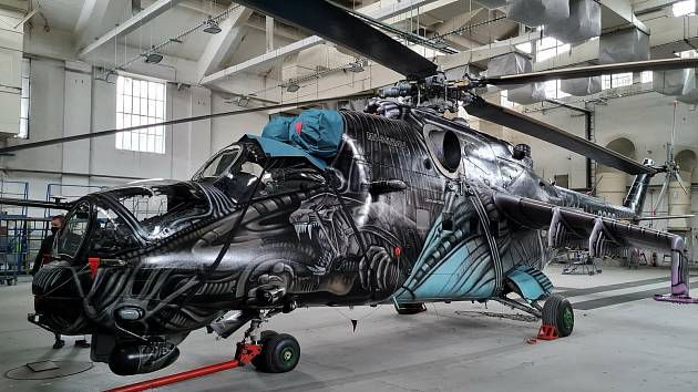 Vrtulník, který má na sobě kamufláž vetřelce, nyní opravují ve státním podniku LOM v Praze.