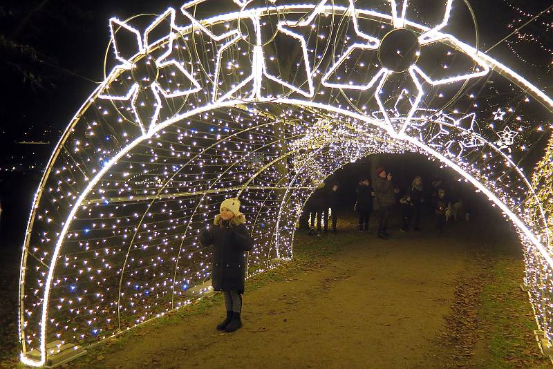 Třebíč přivítala advent. Po celém městě lze najít nejen běžnou vánoční výzdobu, ale i různá svítící zvířata, postavy, na Hrádku je opět i vánoční průchod.