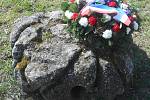 Zbytek pomníku Jeana Boudeta v Moravských Budějovicích. Podstavec byl hrubě opracovaný, aby připomínal kopeček sestavený z kamení. Do válcové díry býval zasunutý kříž.