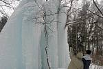 KOUZLO PŘÍRODY. Zajímavý obrázek se naskytl obyvatelům Lovětína. Pro netradiční úkaz vymysleli i název Ledoví muži.