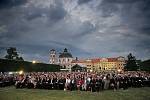 Zahajovací koncert se uskutečnil v romantickém prostředí zámeckého parku, vystoupila sopranistka Kateřina Kněžíková, rumunský tenorista Ioan Hotea.