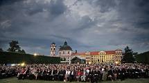 Zahajovací koncert se uskutečnil v romantickém prostředí zámeckého parku, vystoupila sopranistka Kateřina Kněžíková, rumunský tenorista Ioan Hotea.