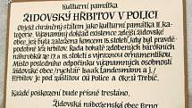 Oprýskaný domek s neobvyklým průčelím a vybitými okny. To je nyní bývalá synagoga v Polici u Jemnice.