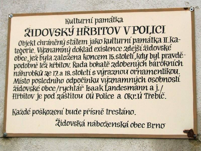 Oprýskaný domek s neobvyklým průčelím a vybitými okny. To je nyní bývalá synagoga v Polici u Jemnice.