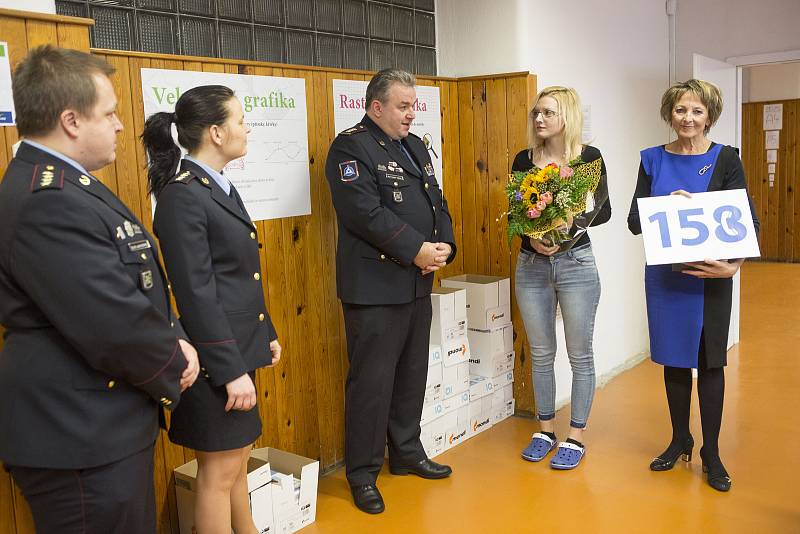 Studentce Obchodní akademie a Hotelové školy Třebíč Andrei Jelínkové přijel předat ocenění František Habada, vedoucí Operačního odboru Policejního prezidia ČR, a jeho kolegové.