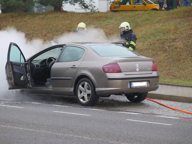 V Třebíči ve středu odpoledne hořelo auto.