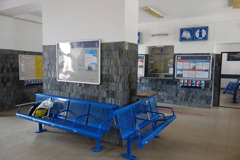 Vlakové nádraží v Třebíči. Prostor výpravní haly s okénky, kde se kupují jízdenky.