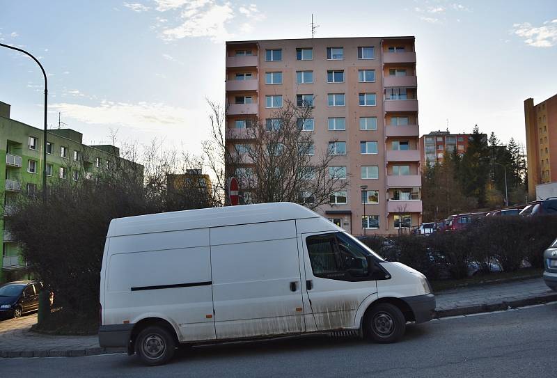 Najít místo k odstavení vozidla v podvečer je na některých třebíčských sídlištích problém. Od prvního dubna na sídlištích nesmějí parkovat vozy kategorie "N".