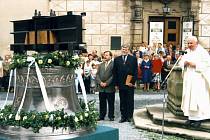 Na nádvoří třebíčského zámku křtili zvon pro baziliku svatého Prokopa.