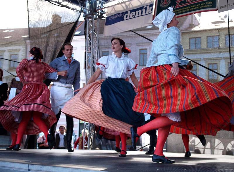 Bouřlivý aplaus se v sobotu na Třebíčském bramborobraní nekonal. Ačkoli osm domácích i hostujících folklorních souborů vystřihlo na pódiu jeden taneček za druhým.