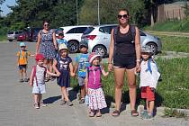 Během letních prázdnin funguje školka jako příměstský tábor. Děti právě jdou na procházku do Libušina údolí.