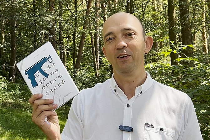 Milan Krčmář se svým novým románem Vše je na dobré cestě. Kniha už má obálku i sazbu, čeká ale na vydání. Přispět na ni mohou i čtenáři či sponzoři v předprodeji.