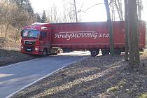 Vzpříčený kamion v Poušově.