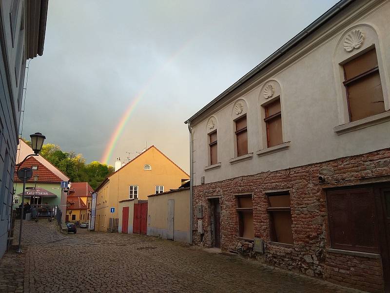 Foto z průběhu opravy domu.