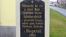Lesní Jakubov je upravená obec, která pečuje o různé sakrální památky na svém katastru. Svědčí o tom i renovované nápisy na křížích.