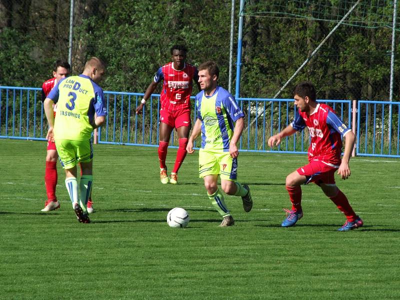 Fotbalisté HFK Třebíč (v červeném) nestačili ve 22. kole divize D na Tasovice (na snímku). "Je vidět, kde jsou soupeři a kde my, výkonnostní rozdíl tam prostě je," uznal třebíčský trenér Petr Vašíček.