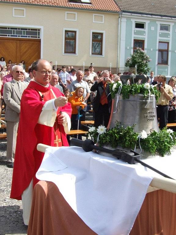 Ceremonie při svěcení nového zvonu