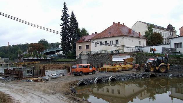 Základy nové lávky už byly položeny. Koryto řeky zatím stále brázdí těžká technika. Ta by měla koncem října již prostor vyklízet. Podle informací třebíčské radnice by měla být zbrusu nová lávka zprovozněna pro chodce už na přelomu října a listopadu.