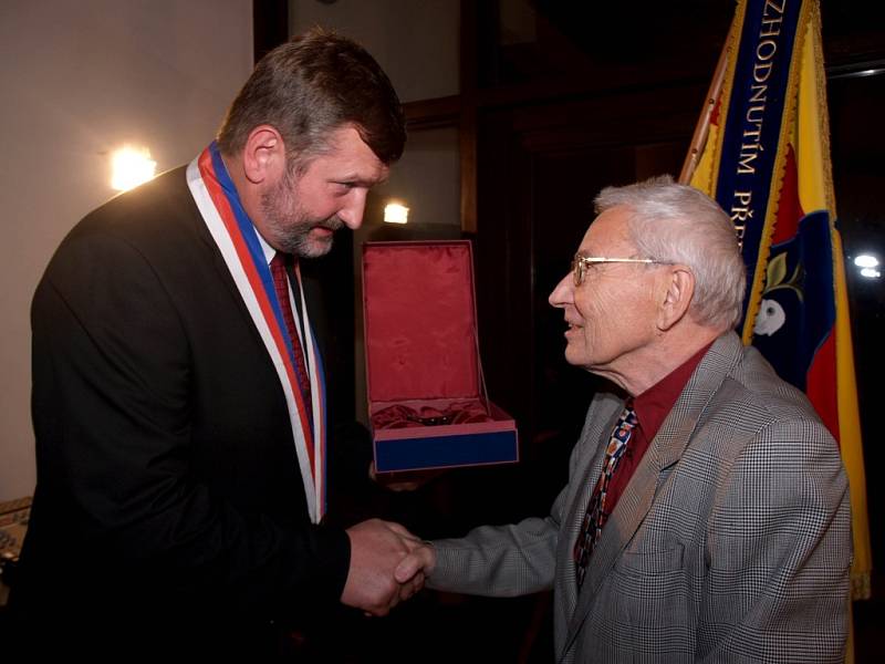 Dvě významné osobnosti Náměště nad Oslavou obdržely Cenu města pro tento rok. Marie Hájkové za rozvoj hudby a Miroslav Svoboda za rozvoj turistiky. 